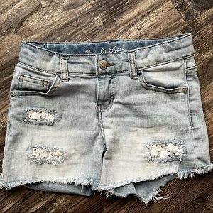 Girls jean short with crochet pocket